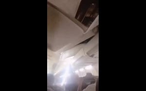 (影) 戰時沒空維修? 邊飛邊掉零件 伊朗波音客機起飛後輪胎脫落、天花板崩塌