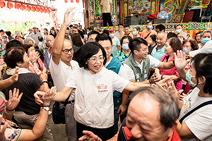 蘇巧慧板橋掃市場人氣旺、土城參拜祈福 承諾都更加速、司法園區建置