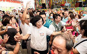 蘇巧慧板橋掃市場人氣旺、土城參拜祈福  承諾都更加速、司法園區建置