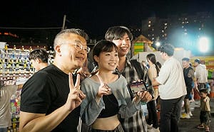 (影)兵分兩路再合體！蔡其昌攜手「小雞」掃夜市 傾聽市民與攤商心聲