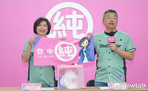 (影)何欣純合體蔡其昌推競選小物 棒球衣帽時尚網袋應援毛巾超吸睛