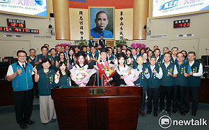 曾培雅林美燕聯合總質詢拍「畢業照」  曾培雅：問政21年跨3任市長，交棒歐政豪