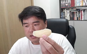 呂捷突然秀破英文教剝柚子！笑虧蔣萬安：他的英文在清朝算優秀