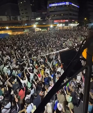 (影)「洋流」襲捲深藍票倉文山區 支持沈伯洋上千人潮擠爆景美夜市