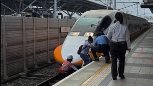 高鐵台南站驚傳落軌！自行爬回月台送辦 2班列車延誤