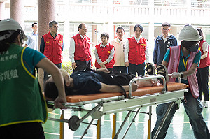 (影)視導學校地震避難掩護演練 賴清德肯定特殊生防災照顧及準備情形
