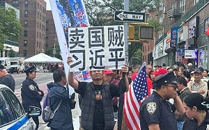 (影)「川習會」舉辦在即! 民主團體齊聚紐約遊行抗議 「老粉紅」當街施暴襲擾