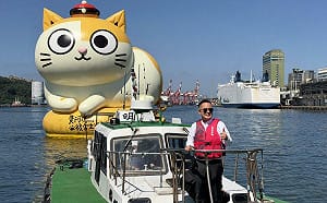 (影)15米巨型黃阿瑪游進基隆港！童子瑋搶先開箱邀市民同樂