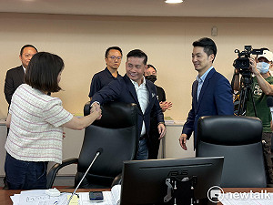 蔣萬安赴議會委員會贈水果 簡舒培諷：以為會送藍莓？