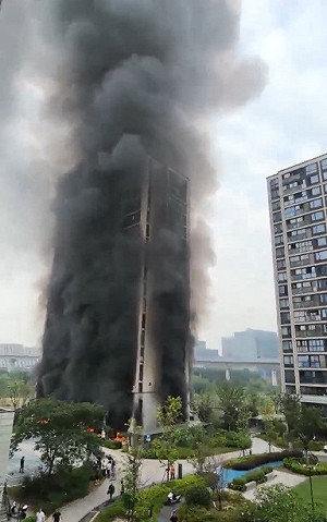 （影）黑煙「吞」大樓？！杭州西湖住宅火警 電動腳踏車充電惹禍