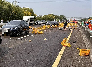 國道3號聯結車自撞！南、北向車道成「啤酒海」 釀13車事故4人受傷