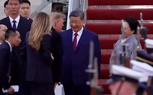 (影) 真的健康出狀況! 習近平下機又要彭麗媛扶、老粉紅與抗議人士當街衝突