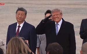 (影) 川習會意外表情包! B-1B飛越頭頂下馬威？ 川普表情猙獰、習「這反應」引熱議