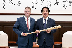 賴清德獲贈美國智庫球棒 上頭印有「捍衛自由開放的印太地區」
