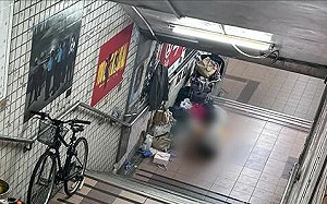 台中出現超狂街友！地下道掛西裝烤全雞 累積報案近60起