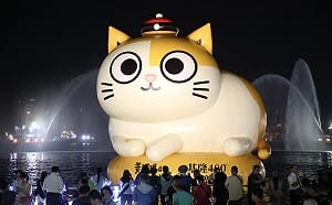 (影)15米黃阿瑪萌翻基隆港！賴清德同框童子瑋點燈 力挺港區雙核心藍圖