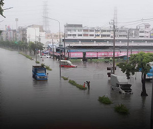 泰國曼谷暴雨災情擴大！50行政區全列災區、民眾恐慌湧現搶購潮