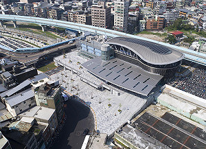 基隆車站大樓下「石塊雨」！砸壞招牌、機車 市議員籲盡速改善