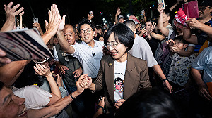 蘇巧慧、沈伯洋同框暢聊留學生活、城市願景 上千民眾大喊「洋流慧聚，雙北雙贏」相迎
