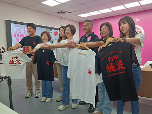 (影)應網友敲碗！何欣純推第二波募款小物 「台中純純杯」、純派T恤亮相