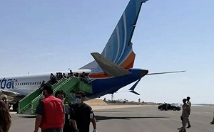 杜拜航空副機師持刀劫機！印度機長負傷賣命打開駕駛艙門　休假飛行員接手救全機