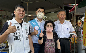 謹記蔣萬安「甘蔗風波」！柯文哲彰化助選收甘蔗笑稱「當打狗棒不錯」　團隊抱好不敢亂丟