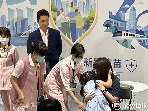 北市公費疫苗開打 女童接種前嚇哭喊「不要」、打完跑向蔣萬安討抱