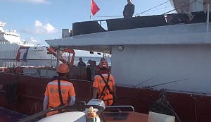 (影)中國漁船「金鯊」拒廣播3次驅離 海巡「雲林艦」噴水執法兼顧人道