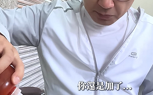 (影)東泉沾雞蛋糕引戰火？江啟臣CF吃炒麵 黃健豪笑喊：別亂加！
