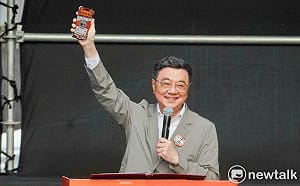 手機秀沈伯洋船員證嗆立法院！卓榮泰認證「洋流」湧到行政院史上人潮最多