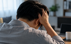 眼皮突然垂別只怪太累！醫揭腦動脈瘤警訊：「這種頭痛」快就醫