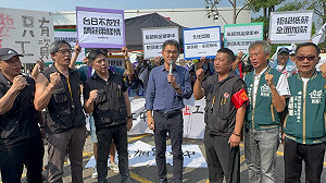 雲林艾杰旭罷工首日爆推擠衝突 劉建國赴現場聲援：與勞工站在一起