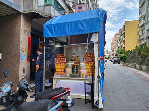 停車糾紛出奇招！桃園男搭「靈堂」擋車 網直呼：這招太狠了