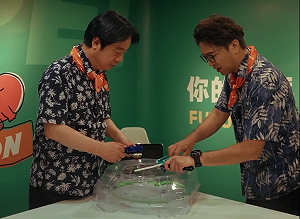 （影）賴清德生日沈伯洋揪打戰鬥陀螺 更送上「這東西」當生日禮物