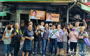 肯定朱正軒用心交通建設  林俊憲陪同掃兵仔市  鄉親送菜頭祝「好彩頭」