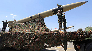 (影) 沙烏地攔截襲首都飛彈！胡塞狂轟沙2機場、軍事基地 雙方都稱擊落無人機
