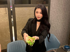 網紅「馬尾妹」楊宜庭跨足餐飲 喊話李明璇「選上請吃烤饅魚」