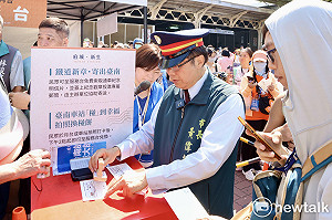 黃偉哲化身一日站長迎接鐵路地下化通車 邀民眾打卡留住百年鐵道記憶