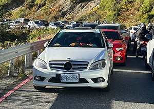 賓士男衝武嶺「違停擋200車」！警方曝「沒被開罰」原因