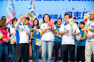 柯志恩後援會授旗湧3,500人 鄉親送新鞋祝12/25日走進高市府
