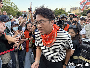 (影)沈伯洋首場車掃再掀「台北大洋流」 支持者太熱情捨不得他離開