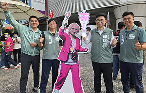 權志隆路口同框拜票 賴瑞隆偕左楠議員候選人力拼演唱會經濟