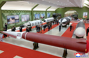 北韓炫武！飛彈、火箭、無人機全擺上 塑金正恩功績形象