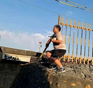 台南鐵路地下化吸引鐵道迷拍照留念！鐵警：擅闖軌道最高罰5萬元