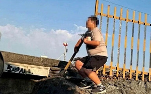 台南鐵路地下化吸引鐵道迷拍照留念！鐵警：擅闖軌道最高罰5萬元