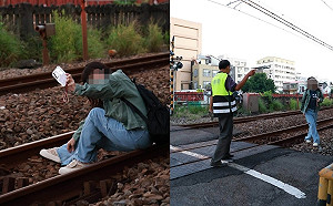 台南鐵路地下化！女闖平交道坐軌自拍 網轟：也想地下化嗎？