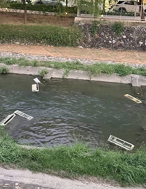 柳川遭棄置冷氣設備！網轟：太沒公德心 台中環保局出手了