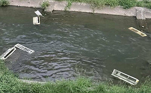 柳川遭棄置冷氣設備！網轟：太沒公德心  台中環保局出手了