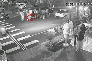 路口未減速撞上國小姊弟！6歲童卡車底 10路人抬車救人畫面曝