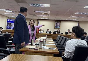 (影)外委會又爆衝突：王義川怒罵徐巧芯「爛召委」、沈伯洋看到笑開懷